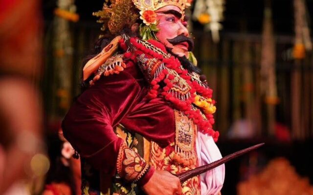 バリ島の奉納舞踊劇『チャロナラン』